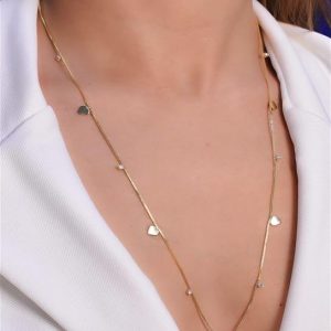 Colar Longo com Corações de Zircônias: Elegância e Brilho em Semijoias