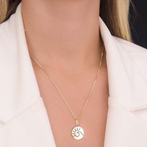 Colar com Medalha de Onda e Pingente Solitário - Elegância e Estilo em Semijoias