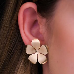 Brinco Flor Lisa Médio - Elegância e Delicadeza em Semijoias
