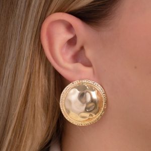 Brinco Botão com Efeito Amassado e Borda Detalhada - Semijoias Elegantes