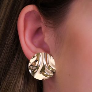 Brinco Redondo Amassado 2,5cm em Ouro - Elegância e Modernidade