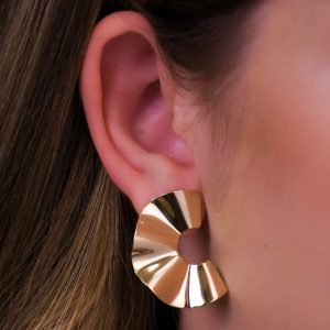 Brinco Meio Leque Amassado em Ouro - Elegância e Modernidade para Todas as Ocasiões