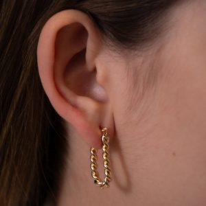 Argola Oval Torcida 13mm x 28mm - Compre Brincos de Semijoia Elegantes Online