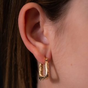 Argola Triângulo Fio Torcido: Elegância e Modernidade em Semijoias