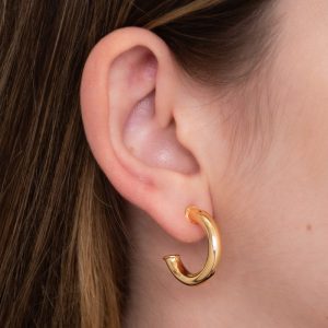Argola de Tubo Fina Tamanho M: Elegância e Sofisticação em Semijoias