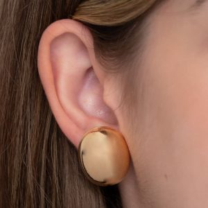 Brinco Botão Oval Liso em Ouro - Elegância e Sofisticação para Todas as Ocasiões