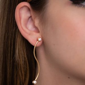 Brinco Ondulado com Zircônias - Elegância e Sofisticação em Semijoias