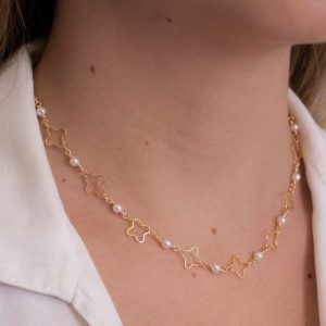 Colar de Trevo Vazado com Pérola - Elegância e Sorte em Semijoia
