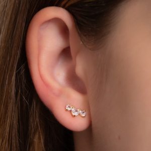 Brinco Três Corações de Zircônia: Elegância e Sofisticação em Semijoias
