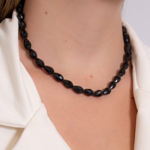 Colar de Cristal Gota Preta Lapidada com Acabamento em Aço - Elegância e Sofisticação em Semijoias
