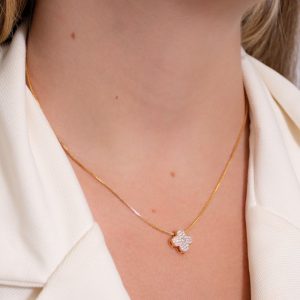 Colar com Pingente de Trevo Cravejado Pequeno – Elegância e Sorte em Semijoia