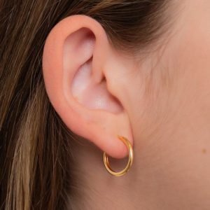 Argola de Torção Fina Lisa: Semijoia Elegante e Sofisticada para Mulheres Modernas