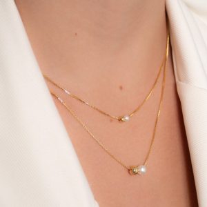 Colar Duplo com Pingente de Pérola e Bolinha: Semijoia Elegante e Sofisticada