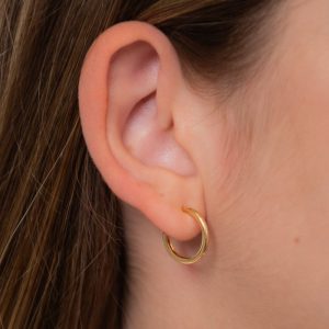 Argola de Torção Fina Lisa Grande: Semijoia Elegante e Sofisticada