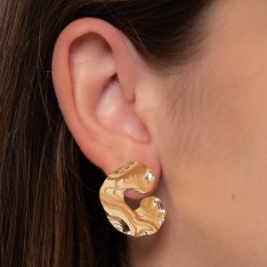 Brinco Círculo Aberto Amassado: Semijoia Elegante e Moderna