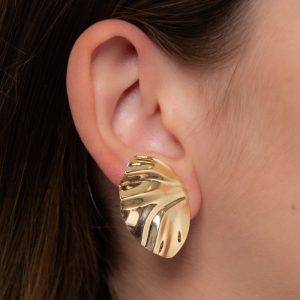 Brinco Oval Amassado: Semijoia Elegante e Moderna para Completar seu Look