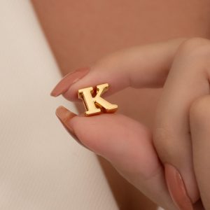 Pequeno Pingente de Letra K em Semijoia de 1cm - Charme e Elegância Personalizada