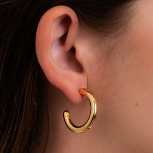 Argola de Tubo Boleada Tamanho M - Semijoia Elegante e Moderna