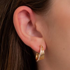 Brinco Curvado Elegante com Zircônia Lateral - Semijoia de Luxo