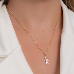 Colar Veneziana com Pingente de Menino Cravejado: Semijoia de Luxo para Mães